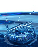 Fototapeta  - Rozprysk wpadającej do wody kropelki wody. Aqua man