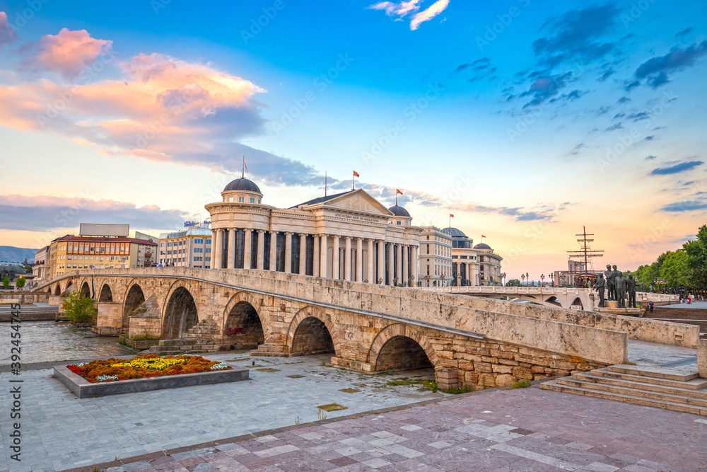 Obraz na płótnie Stone Bridge, behind the Archeology Museum at sunset in Skopje w salonie