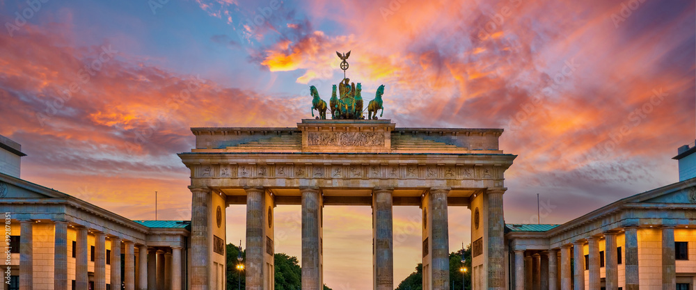 Panorama of the Brandenburg gate illuminated at sunset in Berlin, Germany - obrazy, fototapety, plakaty 