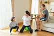 © One - 自宅で運動する祖父母と孫