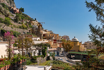 In den Straßen von Positano an der Amalfiküste in Kampanien, Italien 