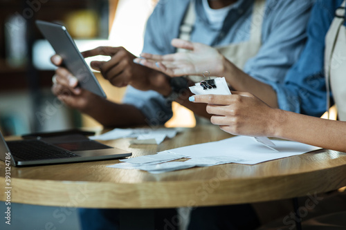 Fotografía Financial problems and closure of small businesses during COVID-19 quarantine