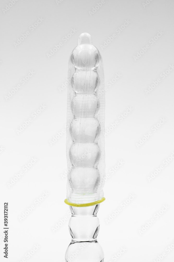 dildo mit kondom Kondom auf einem Dildo Stock Photo
