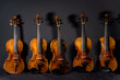 Violinen vor dem schwarzen Hintergrund