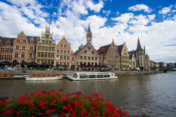 Gante, Bélgica. Típicas casas en el canal con barcos de paseo.