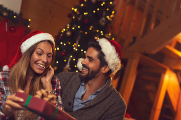 Canvas Print - Couple exchanging presents for New Year's Eve