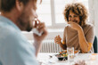 © Kniel Synnatzschke/Westend61 - Colleagues joking at lunch break, eating healthy food
