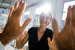 © KNSY/Westend61 - Blond businesswoman high fiving a colleague