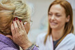 © Dangubic/Westend61 - Female doctor and senior woman with hearing aid