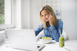 © epiximages - young woman eating healthy salad in office while talking on mobile phone