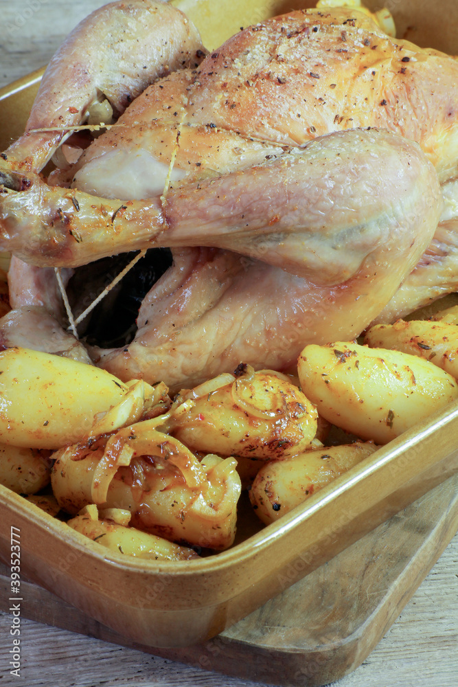 poulet rôti et pommes de terre au four Stock Photo | Adobe Stock