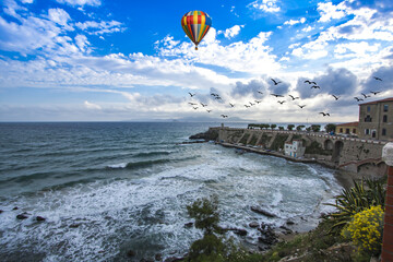 Canvas Print - Mongolfiera  nel cielo di Piombino