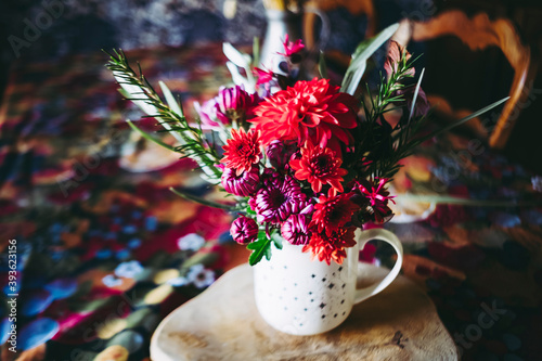 Fotografía Bouquet de fleurs d'automne avec des dahlias et chrysanthèmes couleur rose et ro