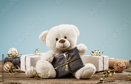 Fotografía White or light brown adorable teddy bear with christmas decorations and gifts