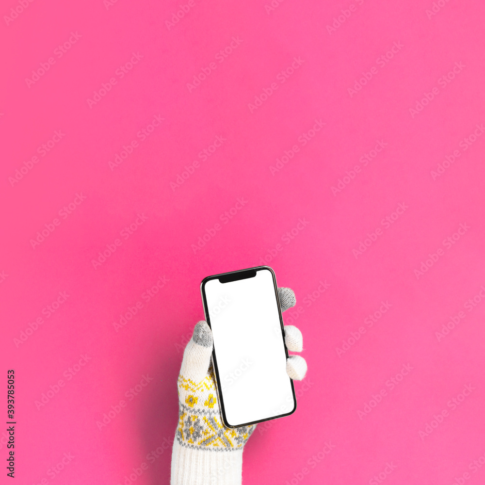 Winter Smartphone Material Blank Screen The Person Wearing Gloves Has A Smartphone 冬のスマホ素材 ブランク画面 手袋をした人がスマホを持つ Wall Mural Kana Design Image