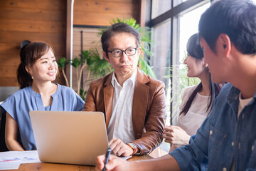 カジュアルな会社のミーティング
