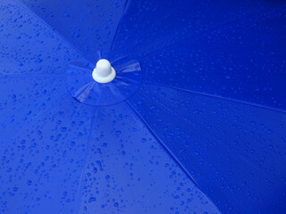 Poster - water drop on blue umbrella after rain