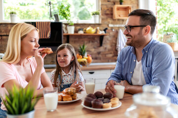 Canvas Print - Family eating muffins with milk