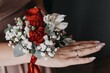 Dłoń druhny ozdobiona kwiatami przed ślubem