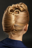 Fototapeta  - Blondynka kobieta w fryzurze koku