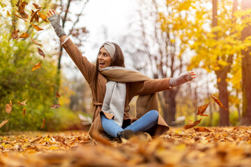 Wall Mural - portrait of smiling young woman in a park in autumn