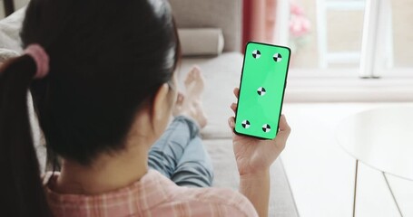 Poster - woman look green screen smartphone