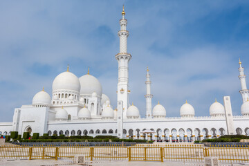 Wall Mural - Panorama of White Grand Mosque with fence against blue sky, also called Sheikh Zayed Grand Mosque, inspired by Persian, Mughal and Moorish mosque architecture