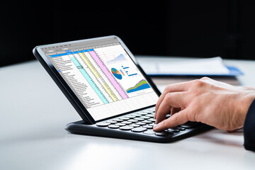 Aufkleber - Analyst Using Spreadsheet Report On Tablet