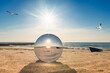 Leinwanddruck Bild - Ostseestrand in der Glaskugel im Gegenlicht
