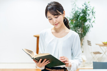Aufkleber - 本を読む女性　読書イメージ