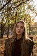 © TIGERRAW - Frau im Herbst in Berlin