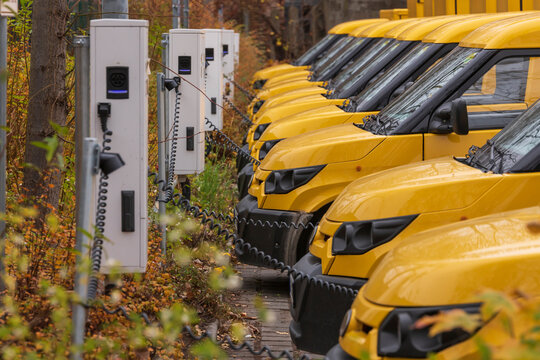 gelbe elektrofahrzeuge an der ladestation
