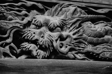 神社の木彫りの龍の飾り