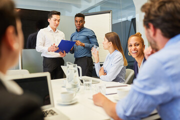 Wall Mural - Business Team Leute besprechen ein Projekt