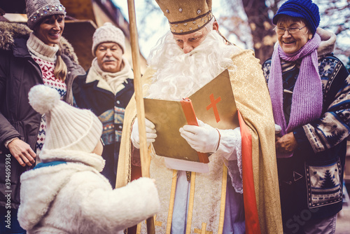 Fotomural St Nikolaus reading to a child from the Bible