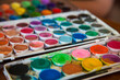 © Clare Seibel-Barnes/Austockphoto - Watercolour art palette with bright paint colours