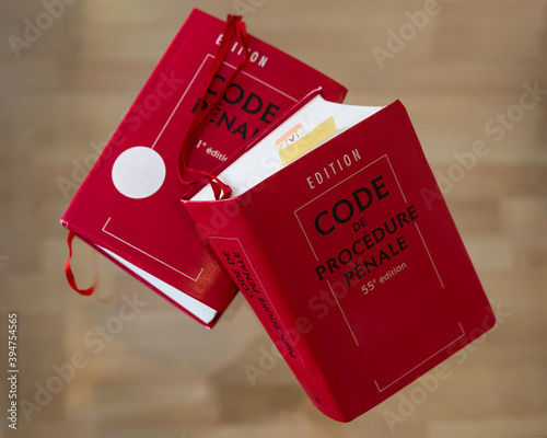 Justice, Code Pénal, Code Civil, droit Français - livre rouge isolé