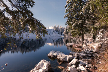  Taubensee im Chiemgau im Winter mit Schnee und Sonne bei blauem Himmel