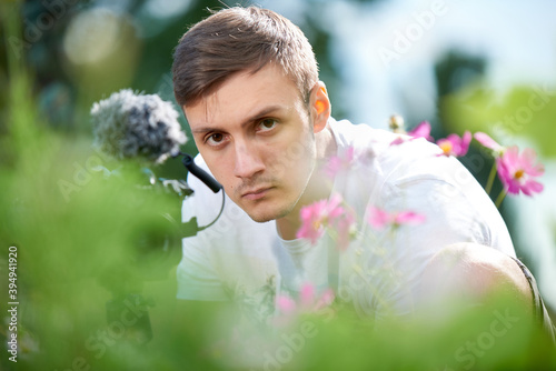 Fotografía Serious male photographer naturalist takes pictures of nature