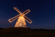 Historische Windmühle mit Weihnachtsbeleuchtung