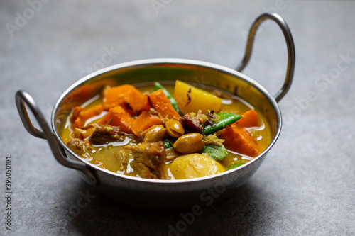Cuadros en Lienzo Massaman curry with leftover Christmas turkey, butternut squash and potatoes