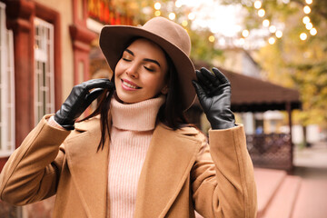 Canvas Print - Young woman wearing stylish clothes on city street. Autumn look