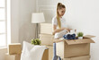 © lenetsnikolai - Girl parses things when moving to a new house