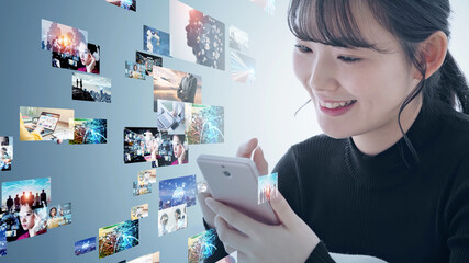 Aufkleber - 映像コンテンツ　スマホで動画を見る女性