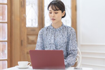 Canvas Print - カフェで過ごす女性