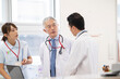 © Monet - ナースステーションで会話をする医師と看護師