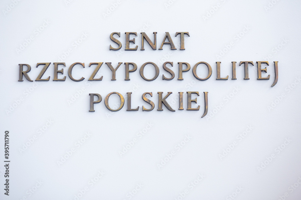 Senat Rzeczypospolitej Polskiej logo herb z flagami Polski i Unii Europejskiej na tle białej ściany - obrazy, fototapety, plakaty 