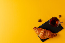 Desayuno Con Croissant En Fondo Amarillo, Concepto Banner Para Paginas Web