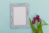 Fototapeta  - Rustic wooden frame with white background and pink tulips on blue
