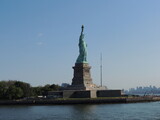 Fototapeta Miasta - Estátua da liberdade vista do Ferry e close up. Dia ensolarado em Nova York EUA. View from the ferry in New York City - NY - USA. Statue of liberty